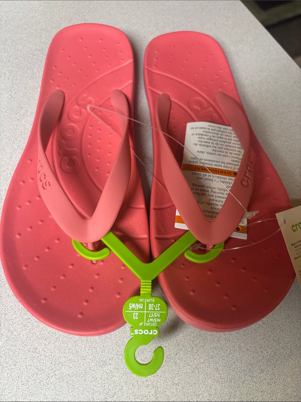 BNWT WOMENS CROCS Coral Pink Flip flop Sandals size 7